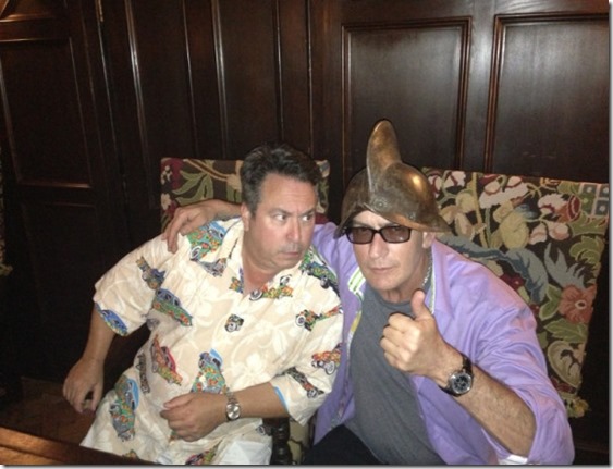 charlie-sheen-capacete