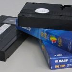 Imagem relacionada a Mulher grava notícias em 140.000 fitas VHS