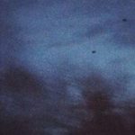 Imagem relacionada a OVNIs pretos são fotografados em Rhode Island, EUA