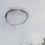 Imagem relacionada a Estranho anel preto surge nos céus da Inglaterra