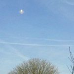 Imagem relacionada a Mulher fotografa OVNI girando no País de Gales