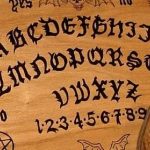 Imagem relacionada a 3 pessoas ficam "possuídas" após brincarem com tabuleiro Ouija