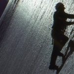 Imagem relacionada a Cientistas descem em cratera gigante na Sibéria