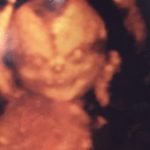 Imagem relacionada a Casal descobre que seu bebê parece exatamente como um demônio