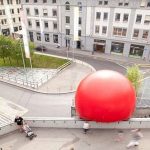 Imagem relacionada a Bola vermelha rola solta nas ruas de Ohio