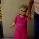 Imagem relacionada a Vídeo mostra "Boneca Diabo" caminhando