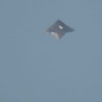 Imagem relacionada a OVNI em forma de pirâmide aparece sobre o Brasil