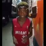 Imagem relacionada a Garoto consegue torcer sua cabeça em torno de 180 graus