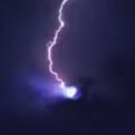 Imagem relacionada a Relâmpago atinge OVNI durante o ano novo