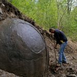 Imagem relacionada a Esfera de pedra gigante encontrada em floresta na Bósnia