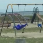 Imagem relacionada a Homem filma fantasma brincando em playground