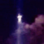 Imagem relacionada a Figura misteriosa aparece em luzes de tributo do 11 de setembro