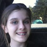 Imagem relacionada a Fantasma aparece em selfie de menina nos EUA