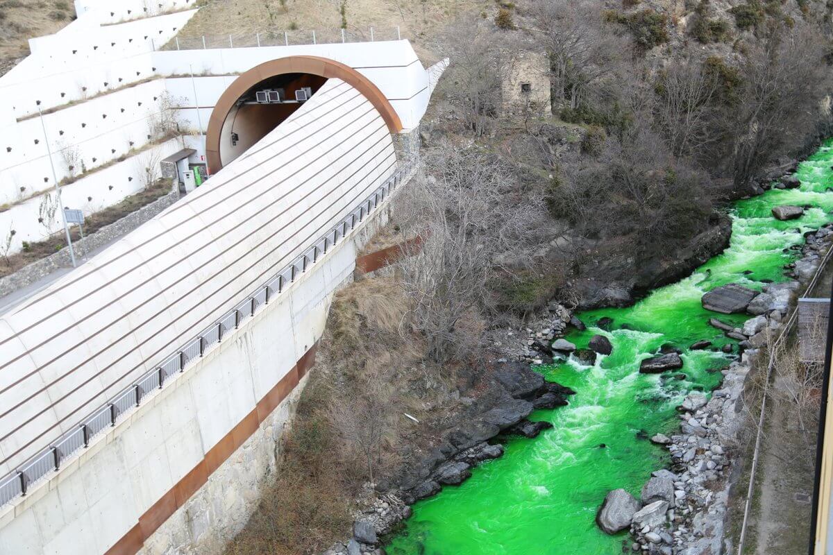 Imagem relacionada a Rio na Espanha fica com a cor verde brilhante