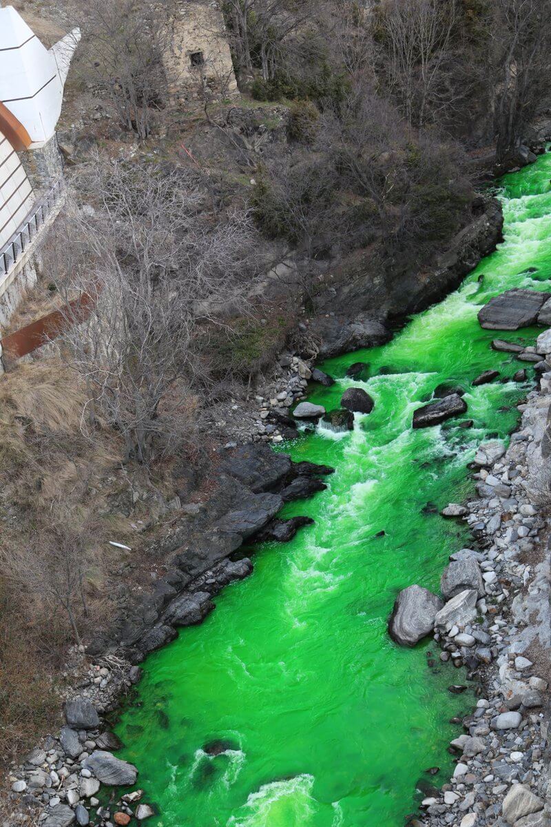 Imagem relacionada a Rio na Espanha fica com a cor verde brilhante