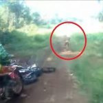 Imagem relacionada a Motociclistas avistam 'pigmeu' de tribo perdida na selva da Indonésia