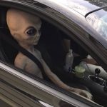 Imagem relacionada a Policiais da Geórgia param carro com 'alienígena'