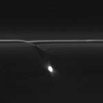 Imagem relacionada a Sonda Cassini fotografou algo misterioso nos anéis de Saturno
