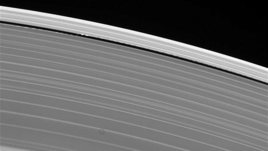 Imagem relacionada a Sonda Cassini fotografou algo misterioso nos anéis de Saturno