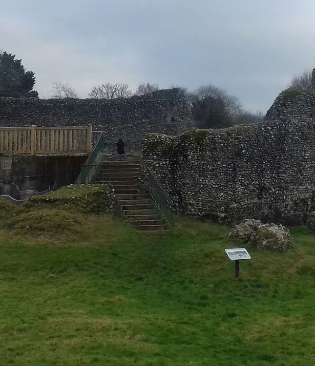 Imagem relacionada a 'Fantasma de monge' é visto em castelo medieval
