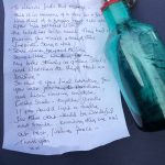 Imagem relacionada a Mistério envolve mensagem trágica em uma garrafa