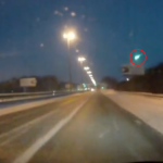 Imagem relacionada a Bola de fogo verde ilumina o céu sobre a Rússia