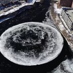 Imagem relacionada a Enorme disco de gelo rotativo aparece em Westbrook