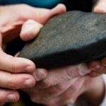 Imagem relacionada a Mistério da rocha negra encontrada em cratera