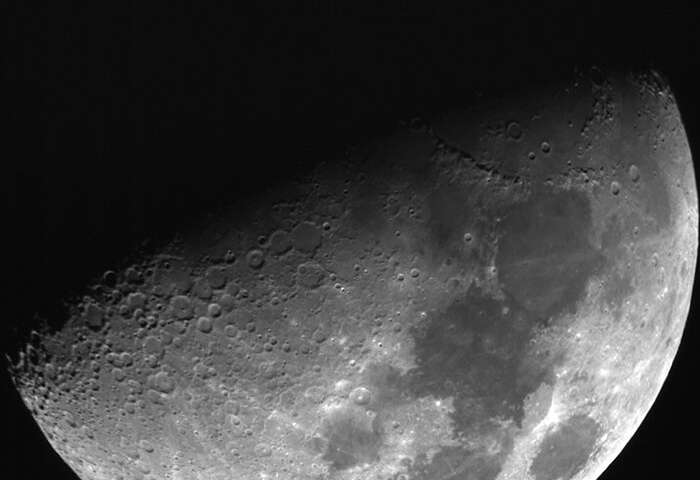 Imagem relacionada a Cientistas tentam explicar o mistério das luzes na Lua