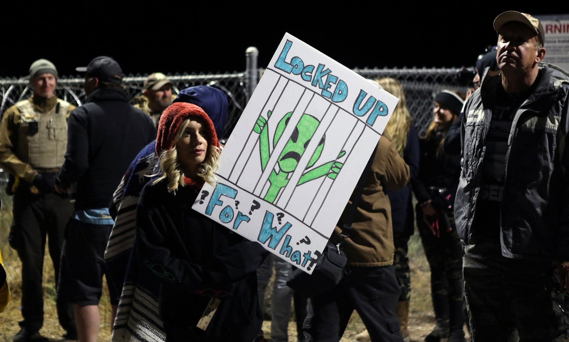 Imagem relacionada a Pessoas se reúnem em portão da Área 51 para ver alienígenas; duas são presas