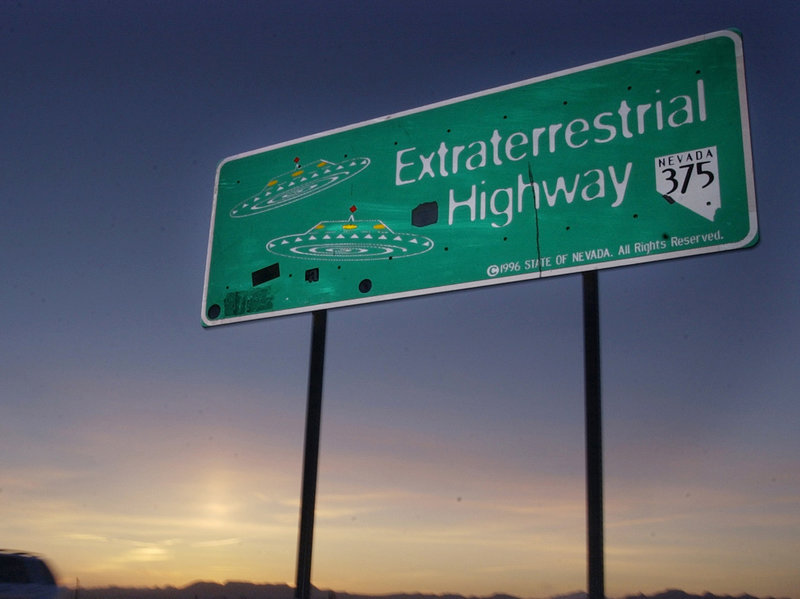 Imagem relacionada a Placa de 'Rodovia extraterrestre' é retirada em Nevada