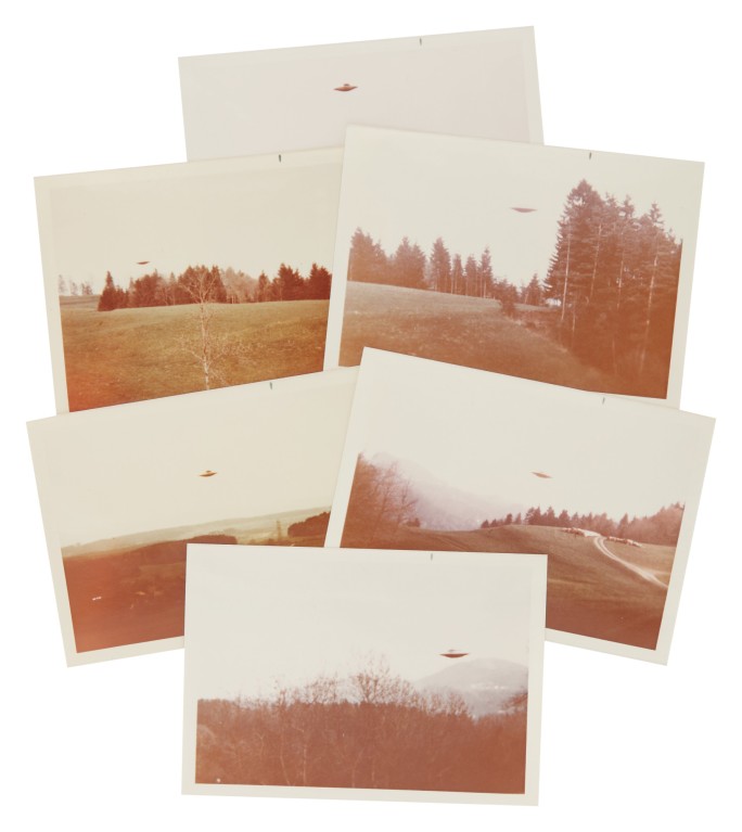 Imagem relacionada a Fotos originais do poster "I Want to Believe" são leiloadas