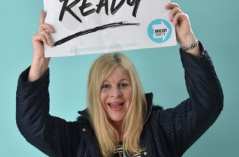 Imagem relacionada a Político britânico renuncia após revelar ser 'alienígena'