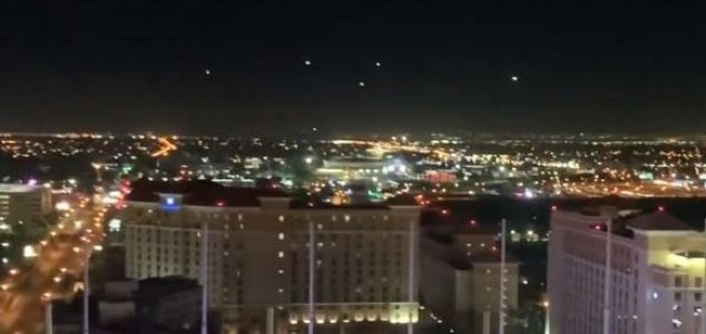 Imagem relacionada a Luzes misteriosas filmadas pairando sobre Las Vegas