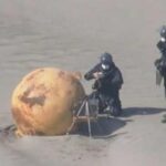 Imagem relacionada a Enigmático objeto circular aparece em praia no Japão