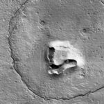 Imagem relacionada a Rosto de um urso de pelúcia aparece em fotografia da superfície marciana