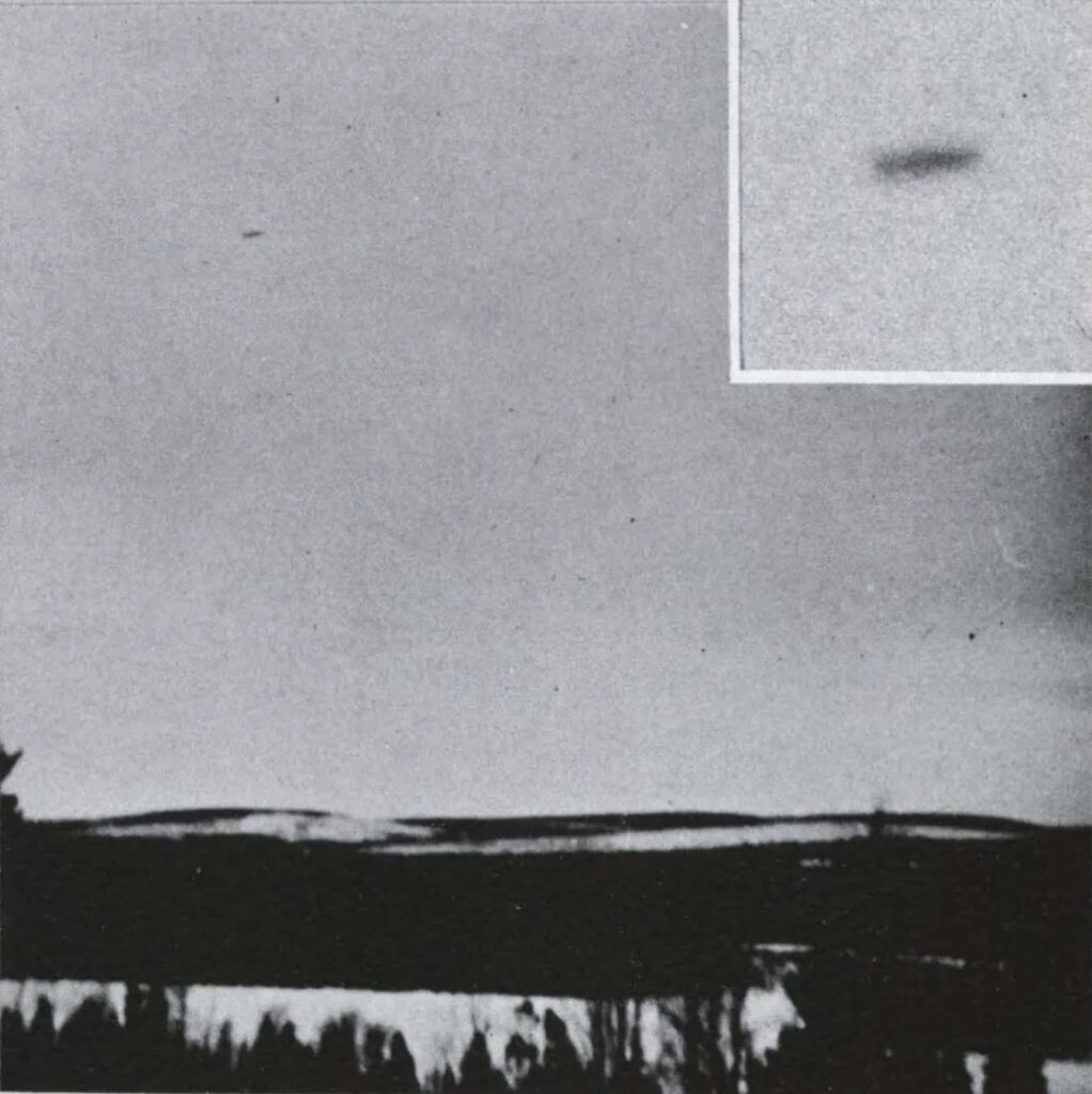 Imagem relacionada a Fotografias de OVNIs inexplicáveis de um garoto de 14 anos em 1973