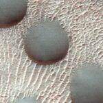 Imagem relacionada a NASA capta imagens raras de dunas perfeitamente circulares em Marte