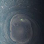Imagem relacionada a NASA captura um misterioso flash verde brilhante em Júpiter