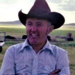 Imagem relacionada a Filho se arrepende de ter zombado do pai que alegava ter sido abduzido por alienígenas