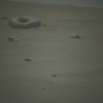 Imagem relacionada a Rover da NASA captura imagem de rocha com formato de rosquinha em Marte