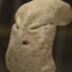 Imagem relacionada a Estatueta com aparência alienígena de 7.000 anos é descoberta no Kuwait