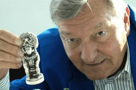 Morre Erich von Däniken, autor que popularizou a teoria dos antigos astronautas, aos 90 anos